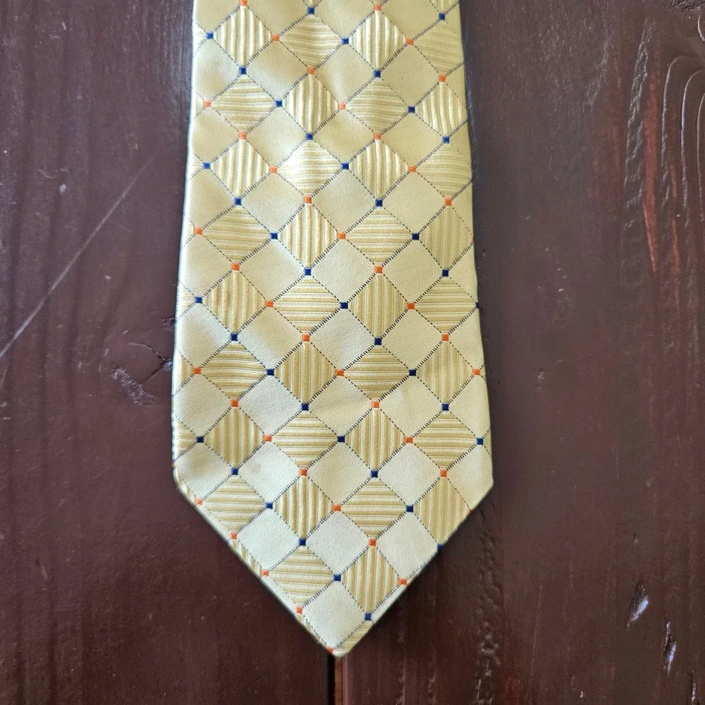 NWOT Michael Kors Men's Vintage Gold Patterned 100% Silk Neck‎ Tie.